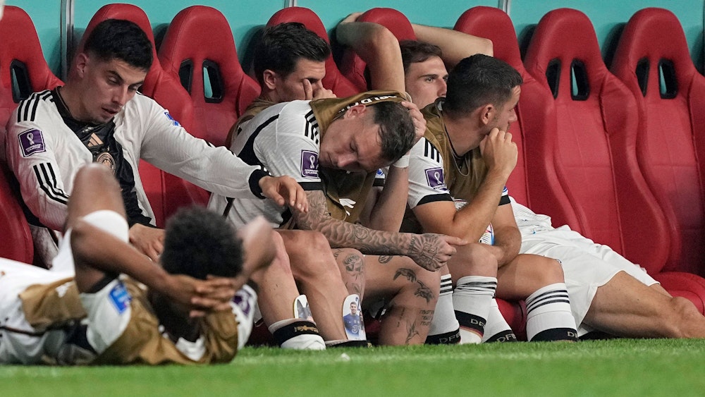 Deprimierte Gesichter auf der deutschen Bank nach dem WM-Aus bei der WM in Katar.