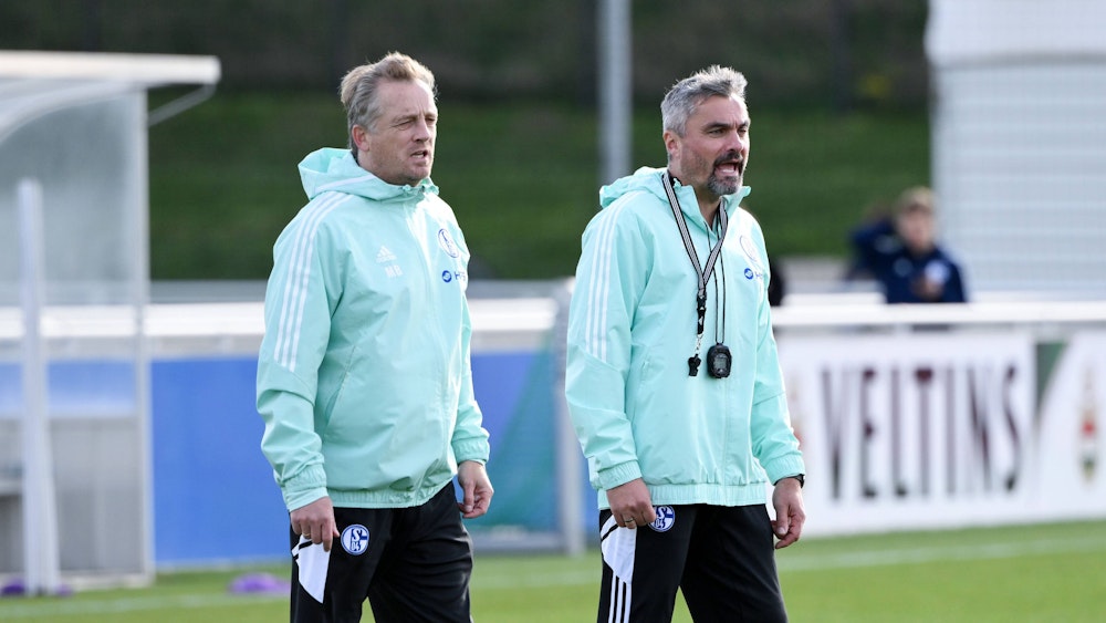 Co-Trainer Mike Büskens und Chefcoach Thomas Reis stehen beim Training des FC Schalke 04 am 2. November 2022 auf dem Platz.