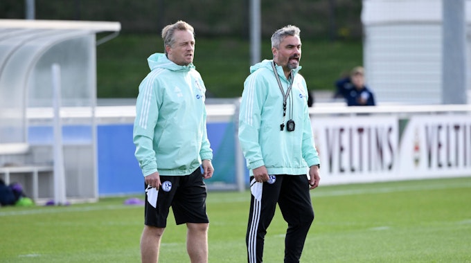 Co-Trainer Mike Büskens und Chefcoach Thomas Reis stehen beim Training des FC Schalke 04 am 2. November 2022 auf dem Platz.