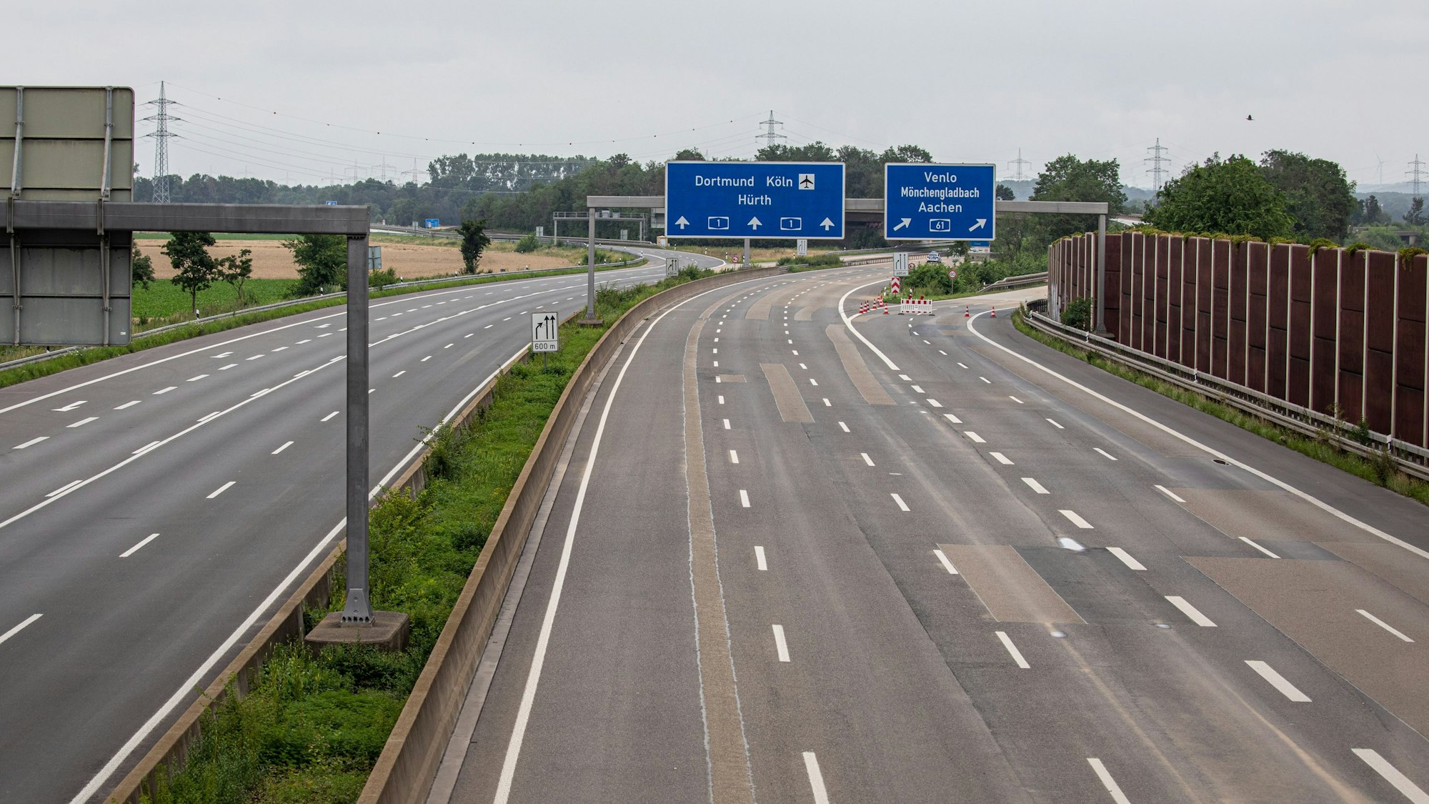 Komplett leere A61 bei Blessem. Die Autobahn hatte 2021 unter den Flutschäden stark gelitten.