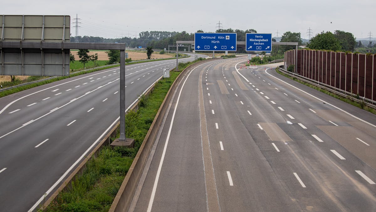 Komplett leere A61 bei Blessem. Die Autobahn hatte 2021 unter den Flutschäden stark gelitten.
