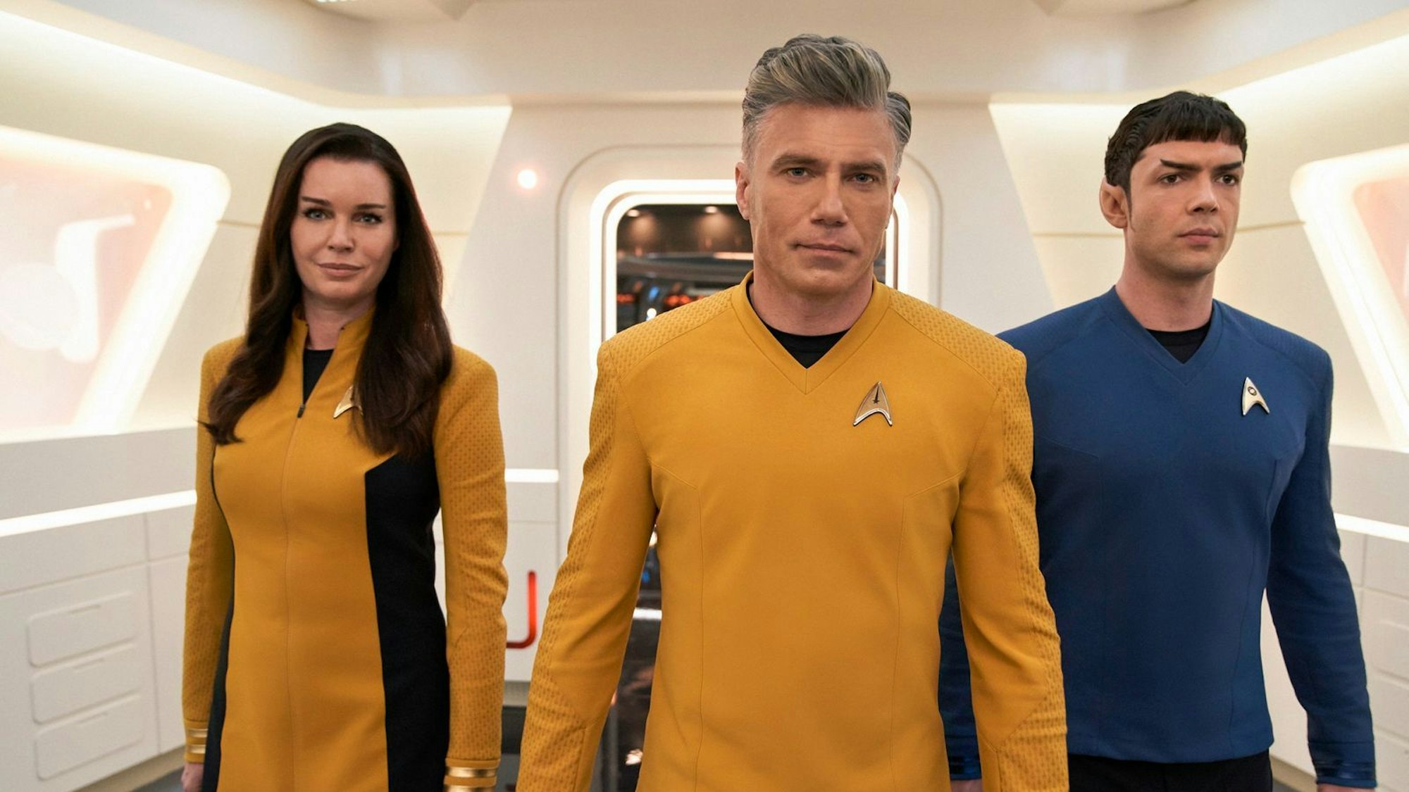 Drei neue Helden laufen durch das Raumschiff Enterprise: Nummer Eins Una (Rebecca Romijn), Captain Pike (Anson Mount) und Spock (Ethan Peck)