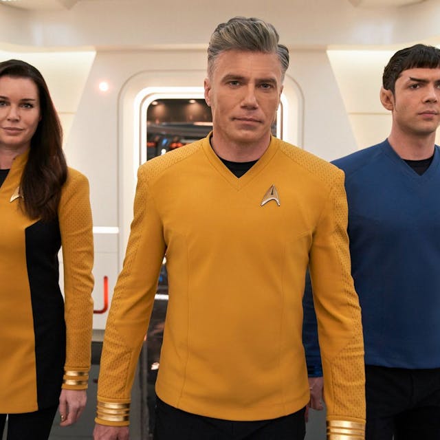 Drei neue Helden laufen durch das Raumschiff Enterprise: Nummer Eins Una (Rebecca Romijn), Captain Pike (Anson Mount) und Spock (Ethan Peck)&nbsp;