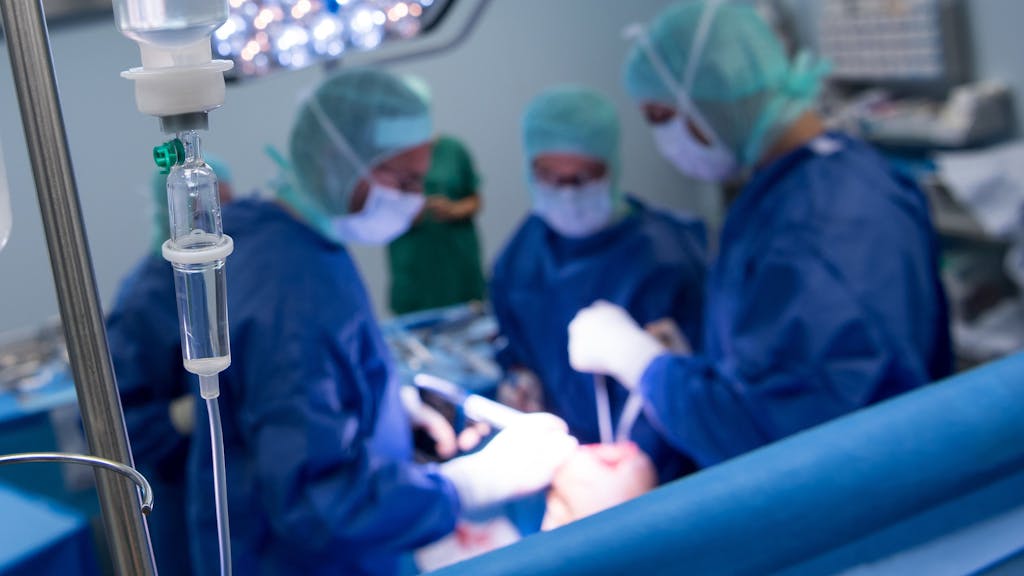 Ärztinnen und Ärzte während einer Operation.