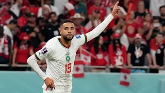 Marokkos Youssef En-Nesyri (r) jubelt nach seinem zweiten Treffer gegen Kanadas Torhüter Milan Borjan.
