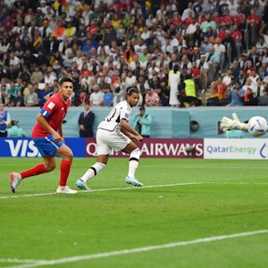 Serge Gnabry trifft per Kopf zum 1:0 für Deutschland gegen Costa Rica im dritten WM-Vorrundenspiel 2022.