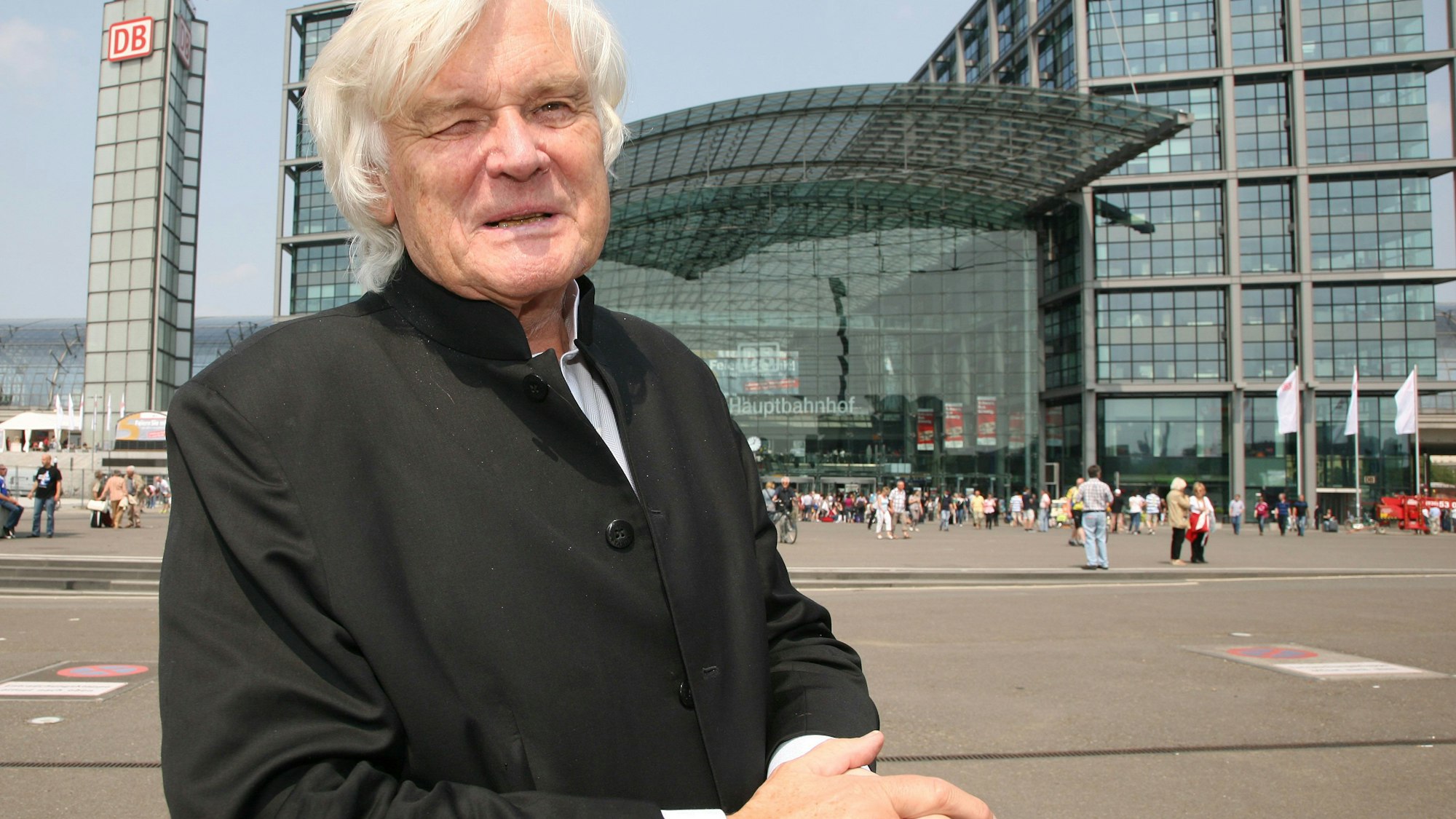 Der Architekt Meinhard von Gerkan vor dem Berliner Hauptbahnhof. Er starb 87-jährig.