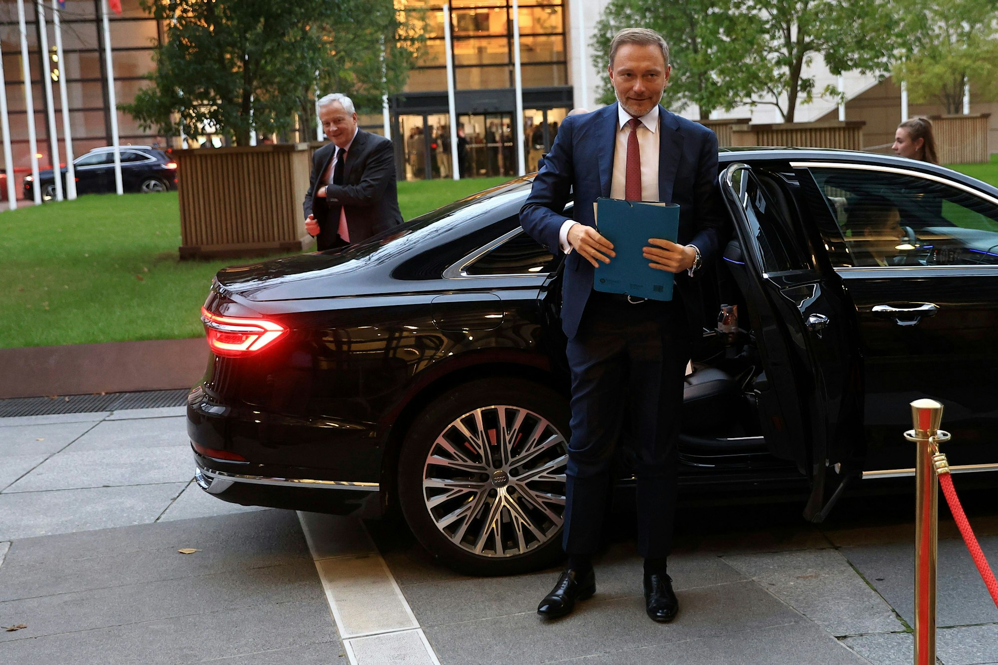 Christian Lindner vor einem Auto bei einem Treffen der Finanzminister 2022 in Paris.