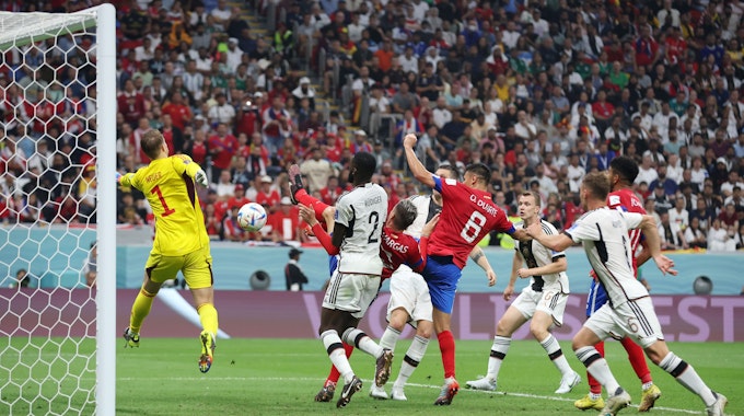 Manuel Neuer kann ein Gegentor im Getümmel beim WM-Spiel zwischen Deutschland und Costa Rica nicht verhindern.