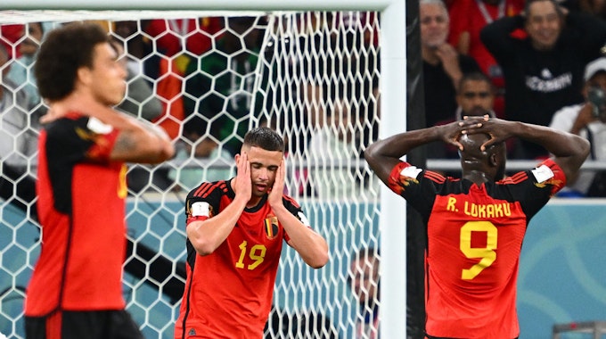 Axel Witsel, Leander Dendoncker und Romelu Lukaku hadern nach einer vergebenen Torchance von Belgien bei der WM 2022.