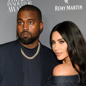 Kanye West und Kim Kardashian posieren für die Kameras.&nbsp;