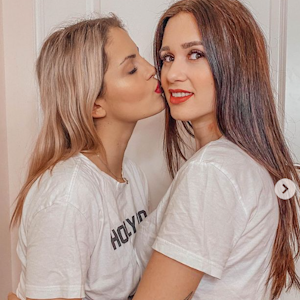 Zusehen ist hier das Influencer-Paar Ina und Vanessa auf einem Instagram-Beitrag vom