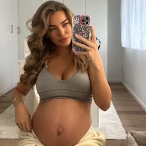Laura Maria Rypa zeigt ihren Babybauch in einem Spiegel-Selfie auf Instagram.