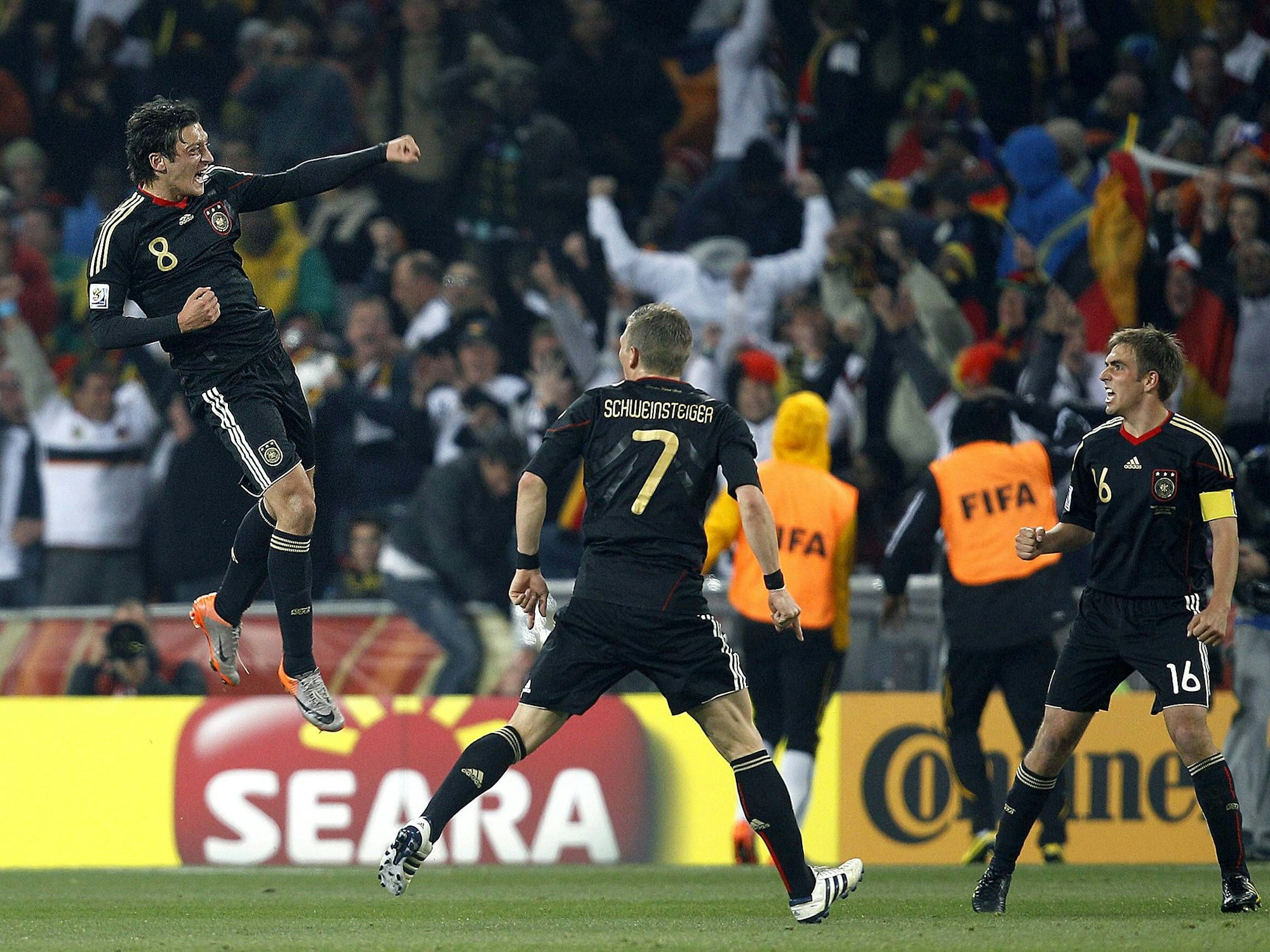 Mesut Özil bejubelt seinen 1:0-Siegtreffer für die deutsche Fußball-Nationalmannschaft gegen Ghana bei der WM in Südafrika am 23. Juni 2020.
