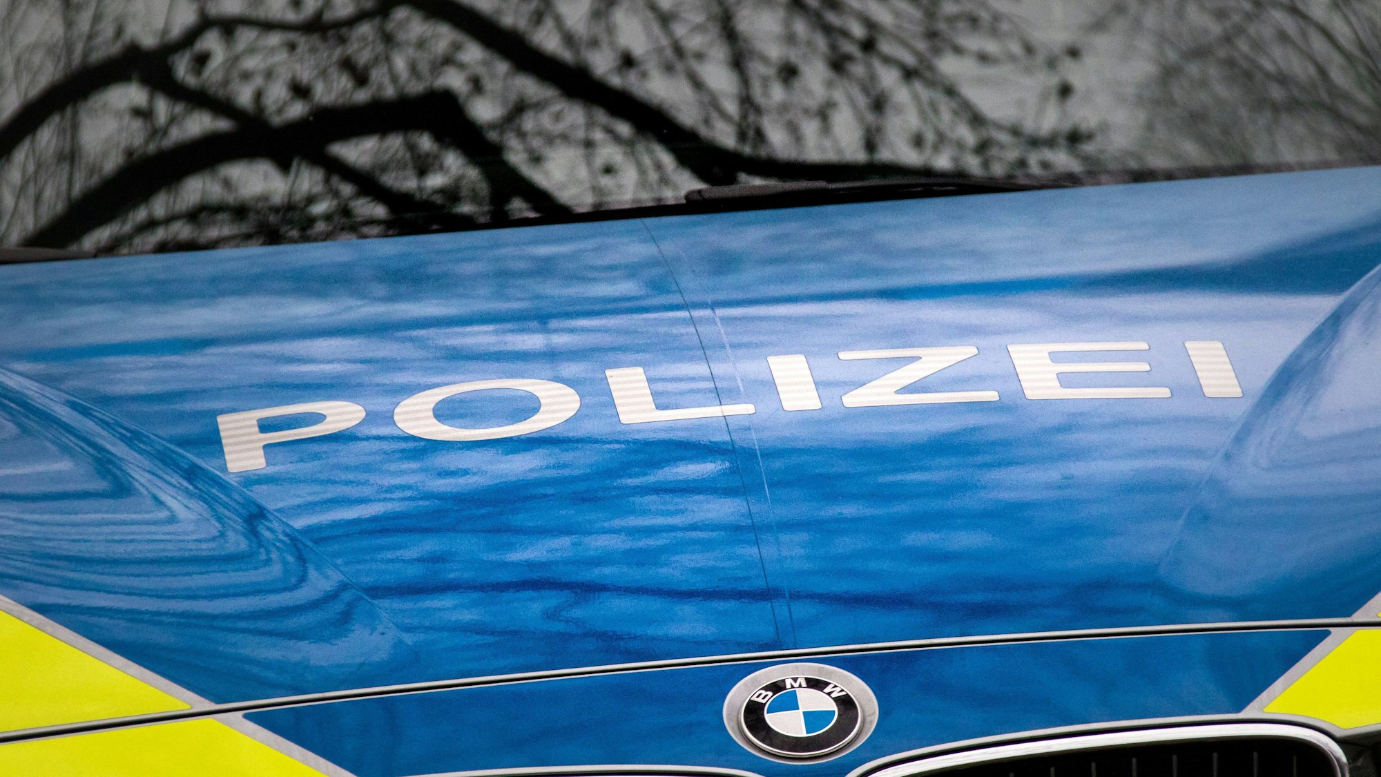 Der Schriftzug „Polizei“ steht auf einem Streifenwagen vom Typ BMW 3er touring. (Symbolbild)
