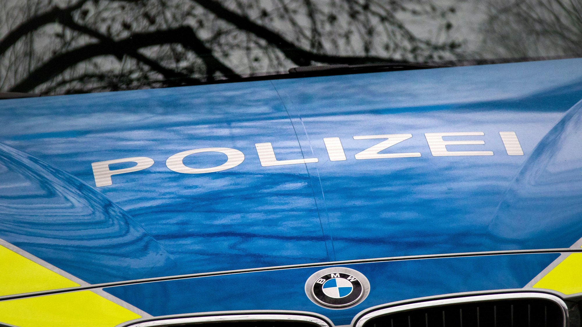 Der Schriftzug ‚Polizei‘ ist auf einem Streifenwagen vom Typ BMW 3er touring der Polizei des Landes Nordrhein-Westfalen (NRW) am Montag (23.01.2017) in Koeln mit dem BMW-Logo auf der Motorhaube zu sehen.