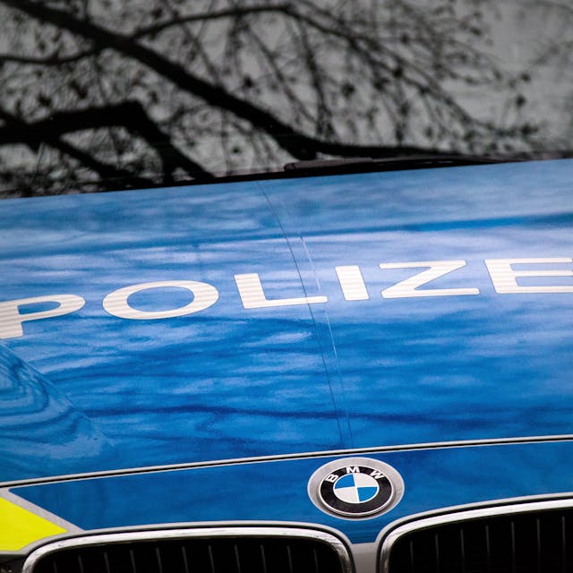 Der Schriftzug „Polizei“ ist auf einem Streifenwagen der Polizei des Landes Nordrhein-Westfalen (NRW) in Köln mit dem BMW-Logo auf der Motorhaube zu sehen.
