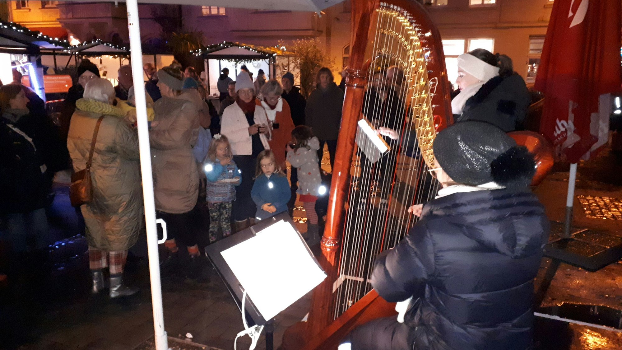 Harfe-Musikerinnen auf dem Nikolausmarkt auf dem Nippeser Schillplatz. Symbolbild