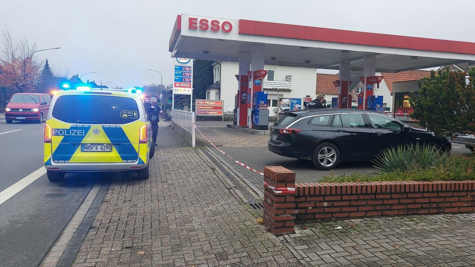 Ein Polizeifahrzeug steht vor einer Tankstelle in Lengerich. Bei einem mutmaßlichen Raubüberfall auf die Tankstelle im Kreis Steinfurt sind am Mittwoch Schüsse gefallen.