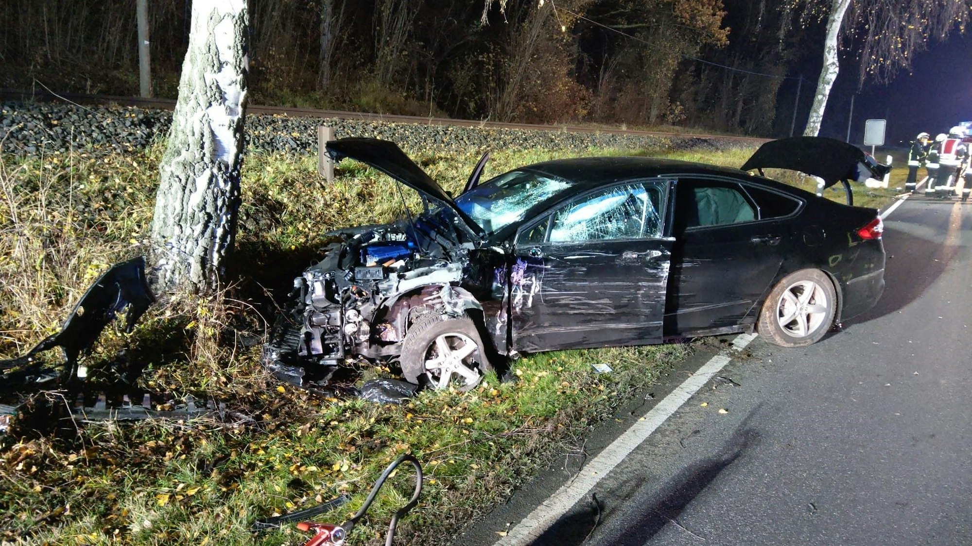 Ein Auto ist auf der L194 in Höhe von Iversheim gegen einen Baum gekracht. Der vordere Teil ist komplett zerstört.