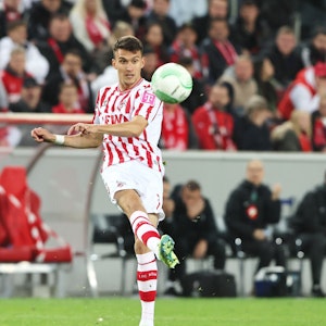 Dejan Ljubicic schaut beim Conference-League-Spiel des 1. FC Köln gegen Partizan Belgrad auf den Ball.