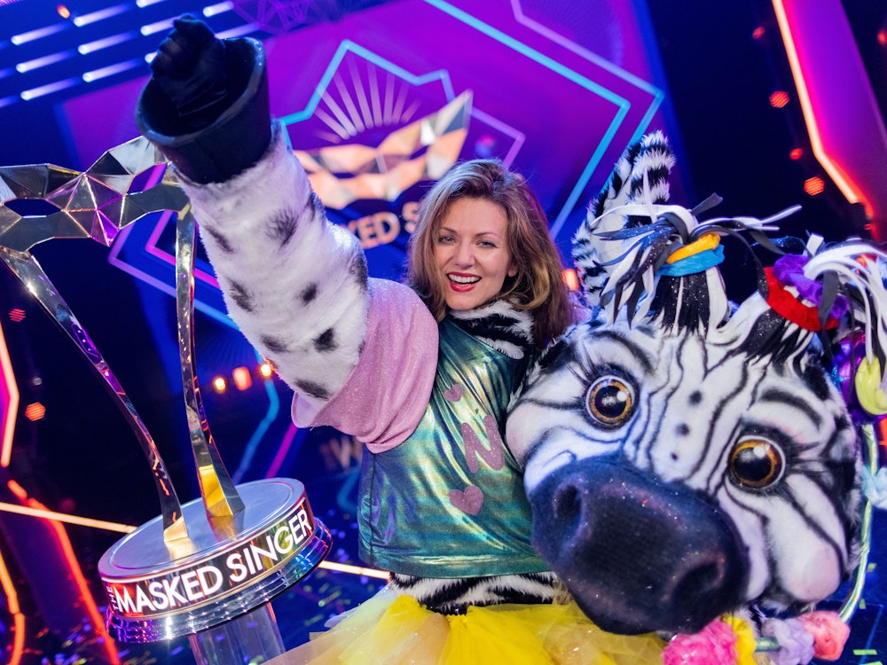 Ella Endlich, Sängerin, freut sich als Figur «Das Zebra» mit dem Siegerpokal in der Prosieben-Show «The Masked Singer» über den Sieg in der 6. Staffel.