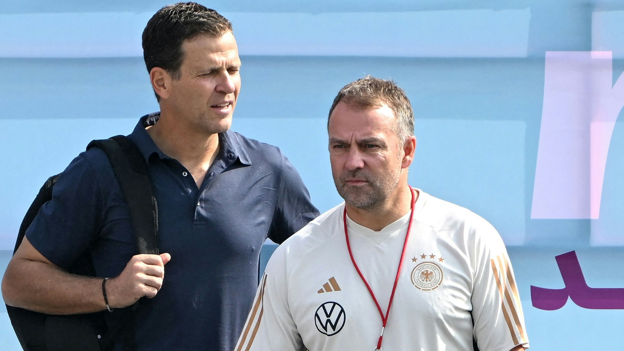 DFB-Direktor Oliver Bierhoff (links) und Trainer Hansi Flick sehen bei einem Training der deutschen Nationalmannschaft in Katar zu.