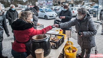 Kältegang Leverkusen sammelt Spenden, macht Gulaschsuppe und grillt am Edeka Theodor-Adorno-Straße

Archivbild 2021