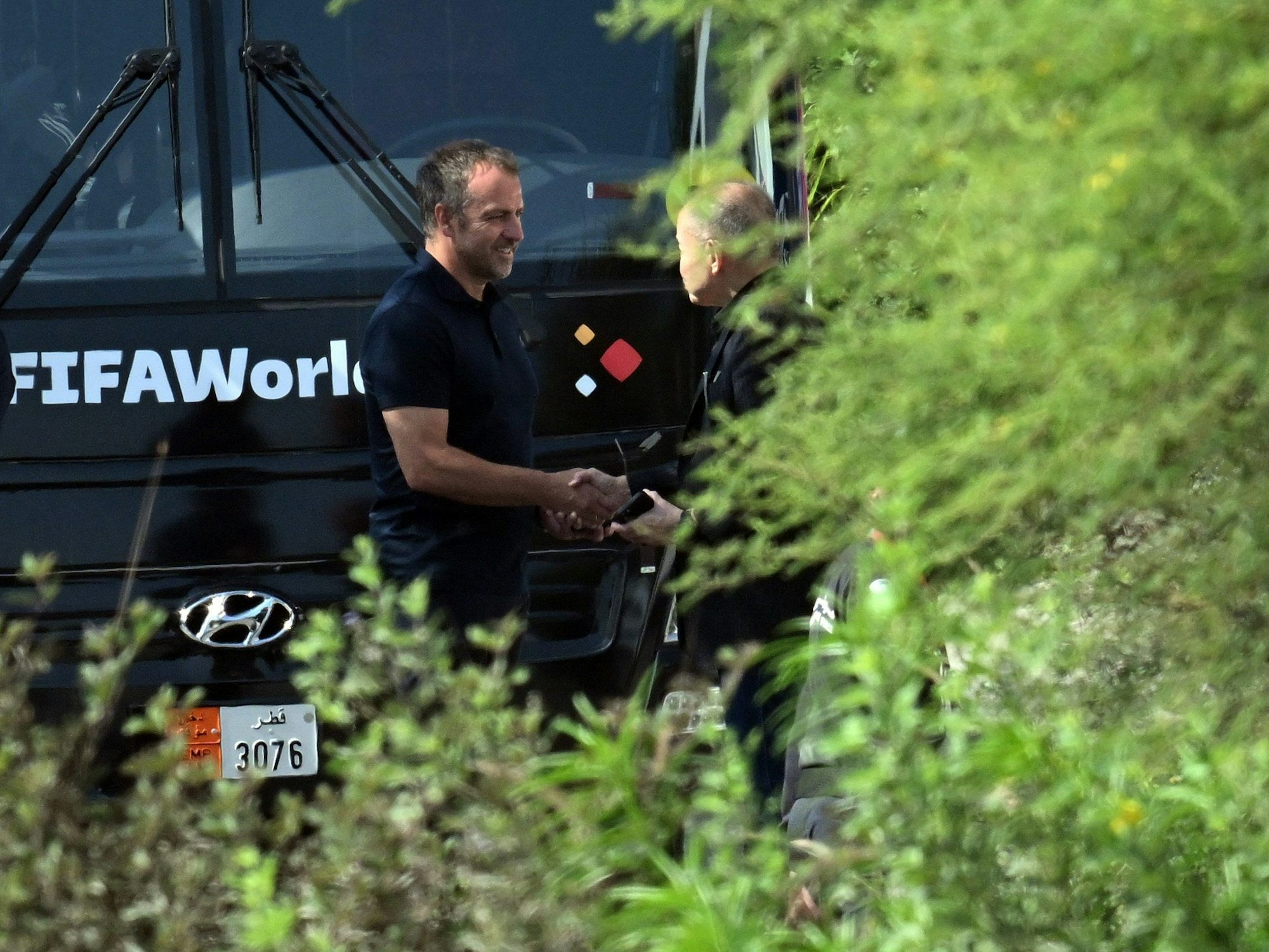 Bundestrainer Hansi Flick steht vor dem Mannschaftsbus.