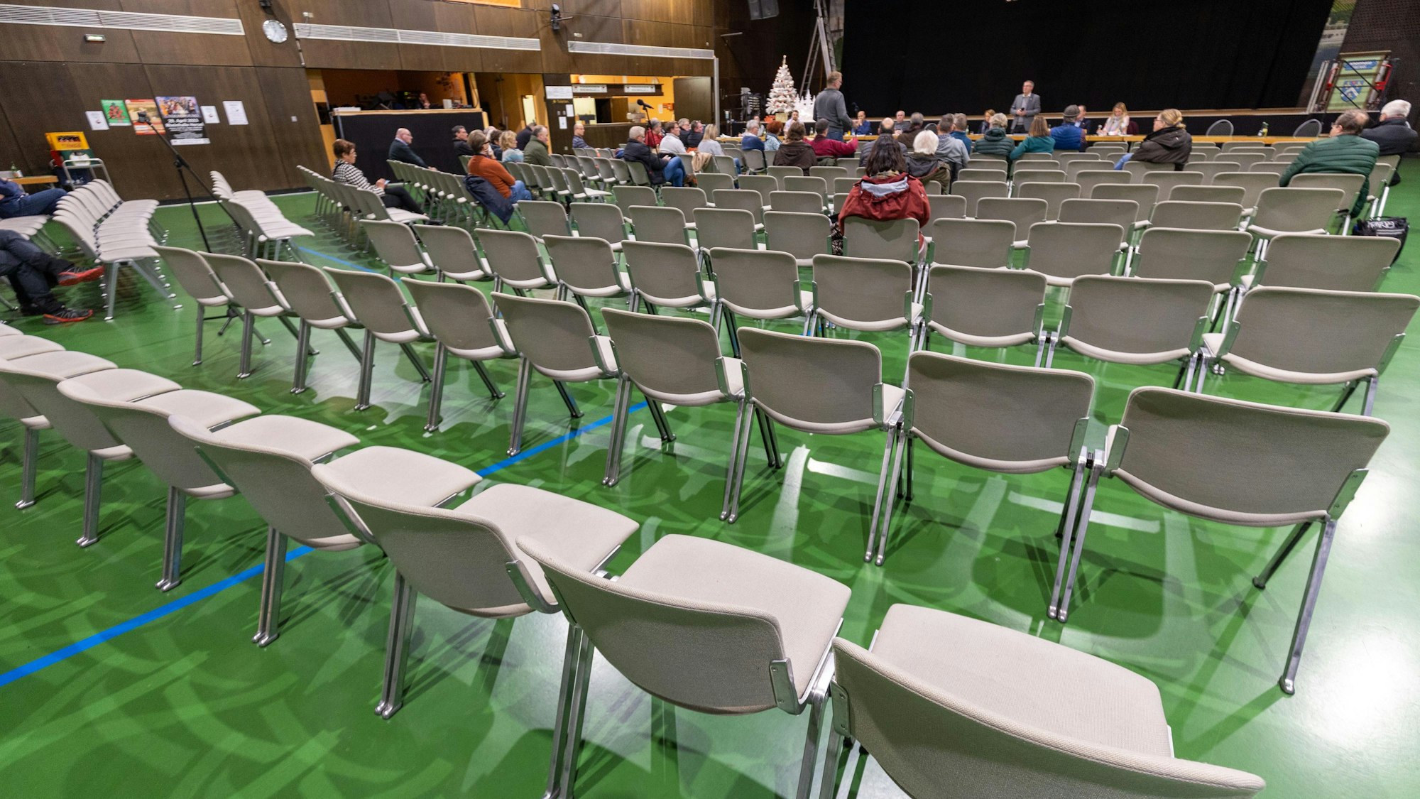 Nur wenige Stühle waren beim Bürgerdialog mit Bürgermeister Christoph Becker in der Herseler Rheinhalle besetzt.