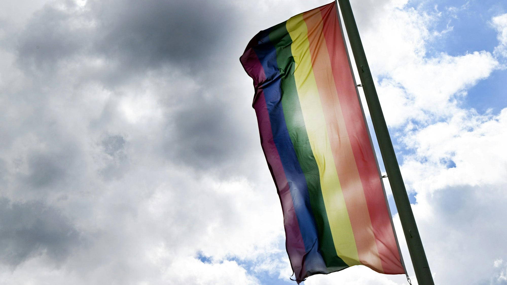 Die Regenbogenflagge wird im Juli 2022 zum Start des dreitägigen CSD in Köln gehisst.