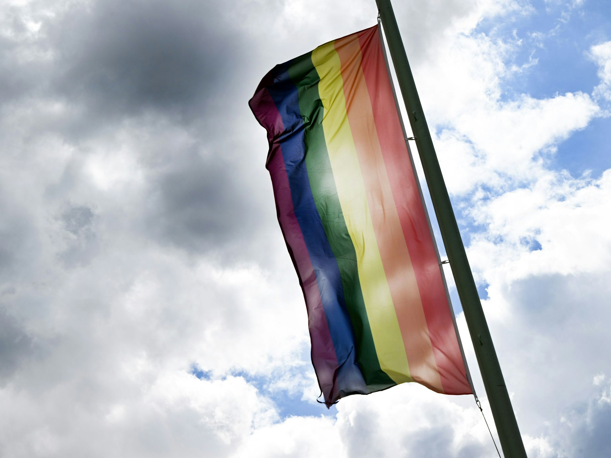 Eine Regenbogenflagge weht in Köln.