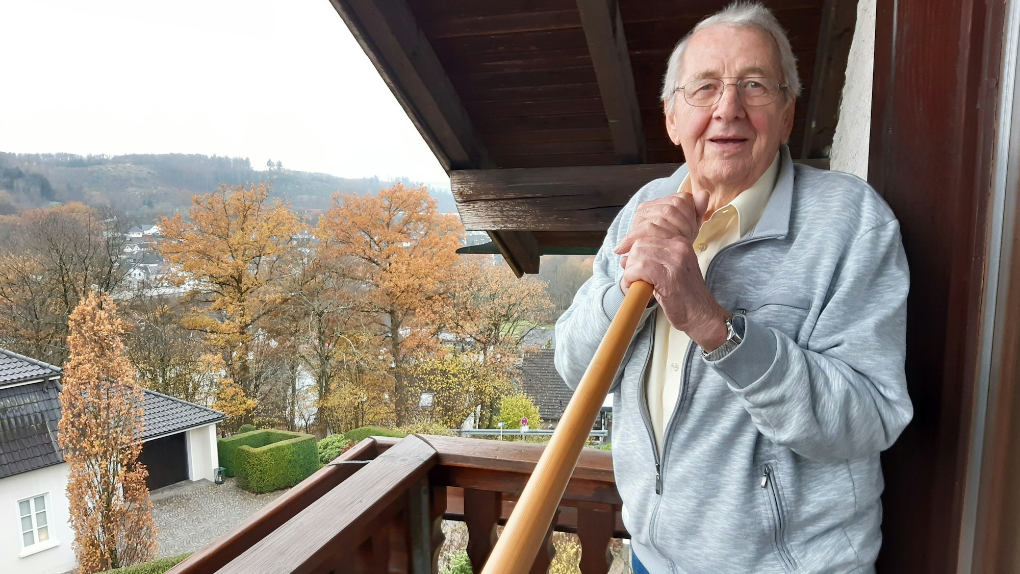 Bernhard Kocher steht auf dem alpenländisch gestalteten Balkon seines Hauses in Oberwiehl.