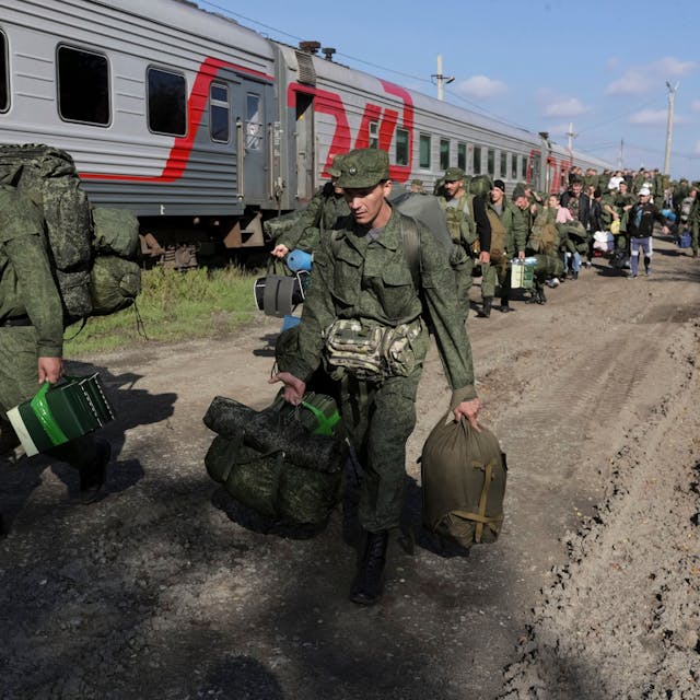 Russische Rekruten gehen auf einem Bahnhof in Prudboi in der Region Wolgograd zum Zug.
