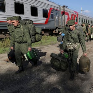 Russische Rekruten gehen auf einem Bahnhof in Prudboi in der Region Wolgograd zum Zug (Archivbild vom 29.09.2022)