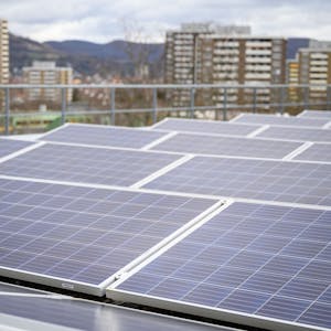 Eine Photovoltaikanlage steht auf dem Gebäude 3 der Hochschule Reutlingen.