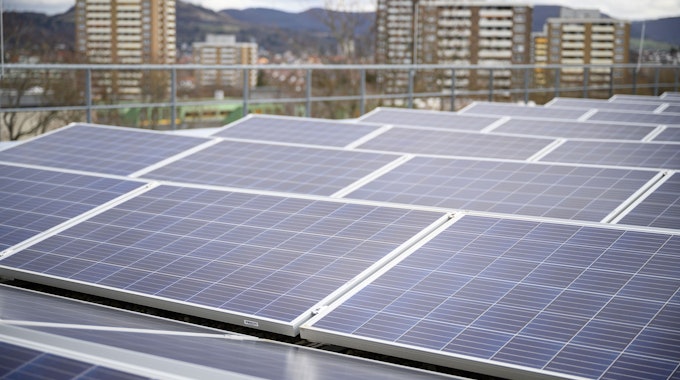 Eine Photovoltaikanlage steht auf dem Gebäude 3 der Hochschule Reutlingen.