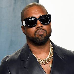 Der US-Rapper Kanye West kommt zu einer Party.