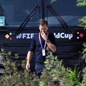 Nationalmannschaftsdirektor Oliver Bierhoff steht vor dem Mannschaftsbus.