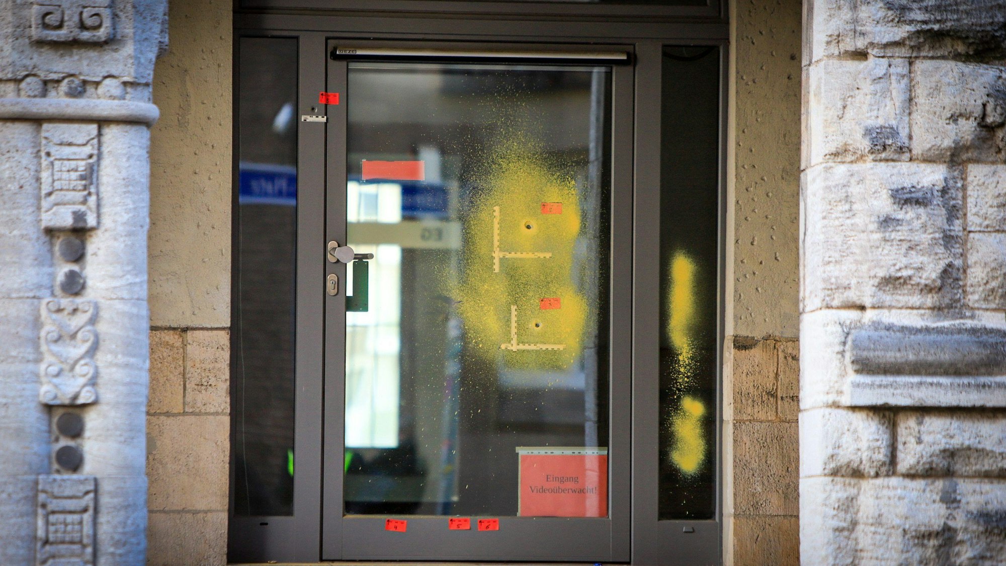 Einschusslöcher sind auf einer verglasten Tür zu sehen. Sie wurden am Rabbinerhaus bei der Alten Synagoge in Essen entdeckt. Die Bundesanwaltschaft wird die Ermittlungen zu Anschlägen auf jüdische Einrichtungen in Nordrhein-Westfalen übernehmen.