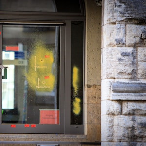 Einschusslöcher sind auf einer verglasten Tür zu sehen. Sie wurden am Rabbinerhaus bei der Alten Synagoge in Essen entdeckt. Die Bundesanwaltschaft wird die Ermittlungen zu Anschlägen auf jüdische Einrichtungen in Nordrhein-Westfalen übernehmen.
