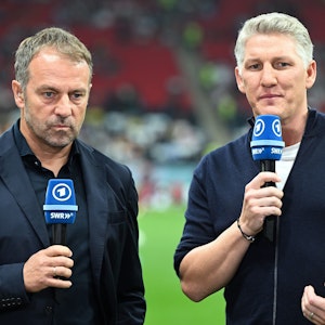 Bundestrainer Hansi Flick (l) und der ehemalige Nationalspieler Bastian Schweinsteiger stehen vor dem Spiel beim Fernsehinterview der ARD nebeneinander.
