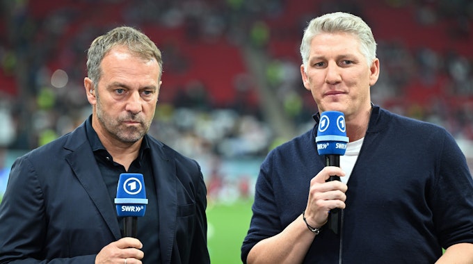 Bundestrainer Hansi Flick (l) und der ehemalige Nationalspieler Bastian Schweinsteiger stehen vor dem Spiel beim Fernsehinterview der ARD nebeneinander.
