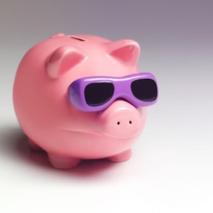 Auf dem Bild ist ein rosa Sparschwein mit Sonnenbrille zu sehen.