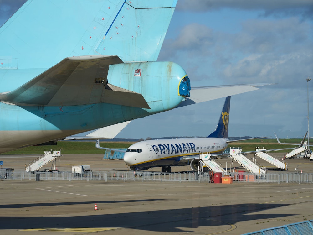 Eine Maschine der Billigfluggesellschaft Ryanair steht auf dem Vorfeld des Flughafens Hahn.