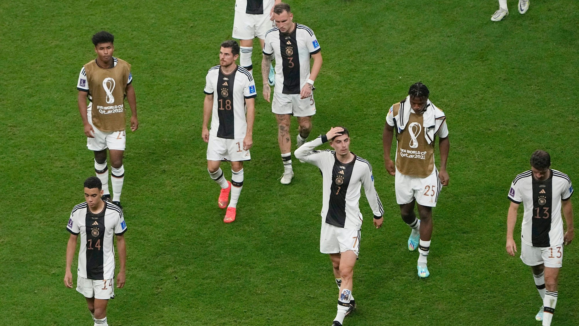 Bitteres Aus: die Spieler der deutschen Mannschaft verlassen nach dem Spiel den Platz.