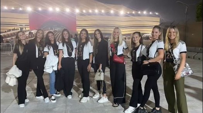 Gruppenfoto der Spielerfrauen am Stadion.