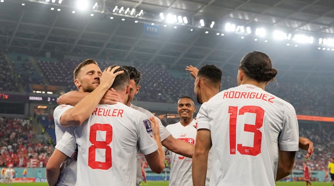 Remo Freuler (2.v.l.) lässt sich von seinen Schweizer Teamkollegen nach seinem Tor zum 3:2 im letzten WM-Gruppenspiel gegen Serbien feiern.