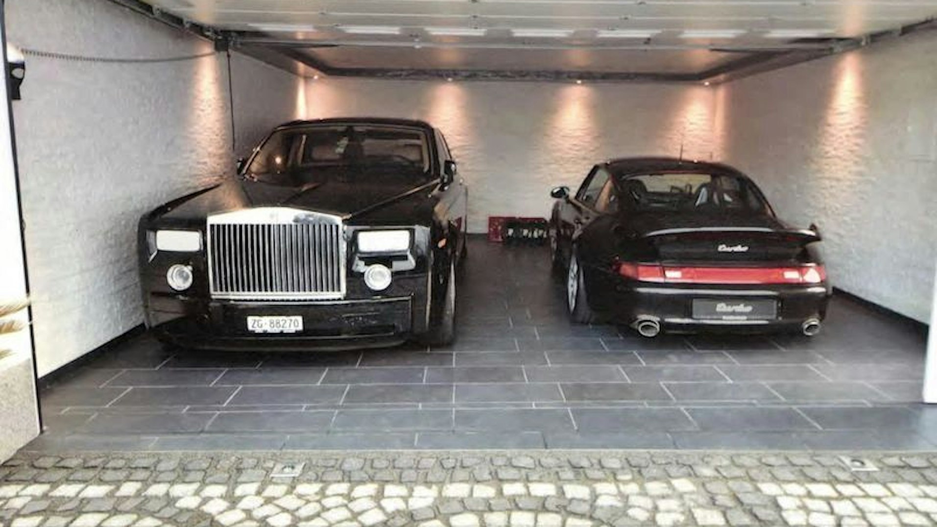In einer Garage stehen Luxusautos der Clans