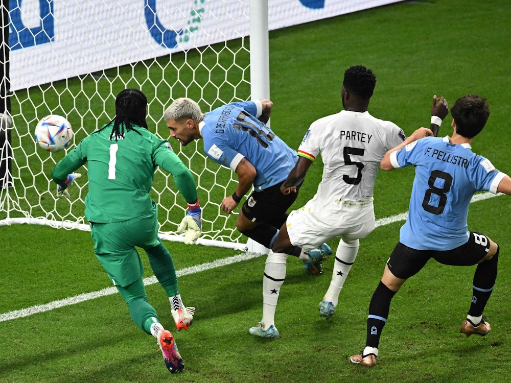 Giorgian De Arrascaeta trifft zum 1:0 für Uruguay im WM-Vorrundenspiel gegen Ghana.